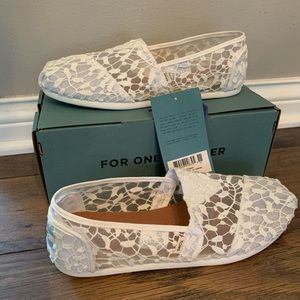 NWT Lace TOMS slip-on shoes